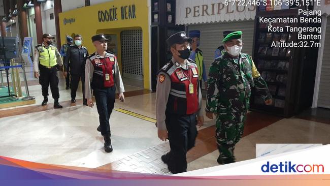 polisi bersama tni dan aviation security melaksanakan patroli jalan kaki di bandara soekarno hatta demi cegah kriminal pada ar 169