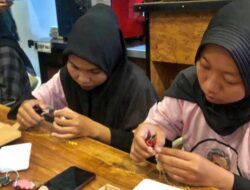 Anak Muda Yogyakarta Asah Kreatifitas Produksi Kalung Hijab Bersama Srikandi Ganjar – Dmarket.co.id