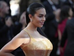 Pacar Ronaldo Tampil Seksi di Cannes dengan Gaun Emas