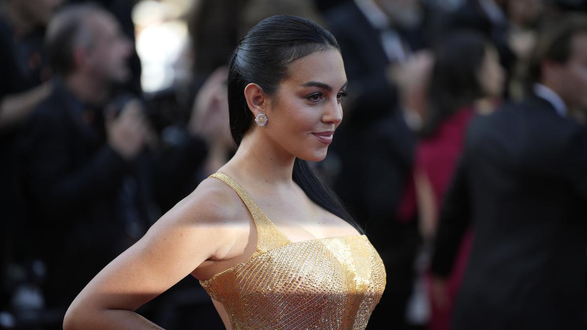 Pacar Ronaldo Tampil Seksi di Cannes dengan Gaun Emas