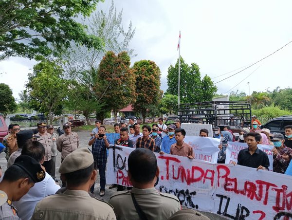 Warga Desa Dolok Ilir II Demonstrasi Tolak Pelantikan Pangulu Terpilih
