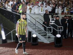 Karim Benzema Diperkenalkan di Al Ittihad dengan Ribuan Suporter
