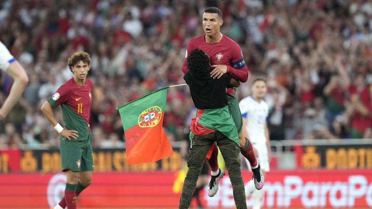 Laga Portugal vs Bosnia Herzegovina Suporter Mengelus dan Menggendong Cristiano Ronaldo