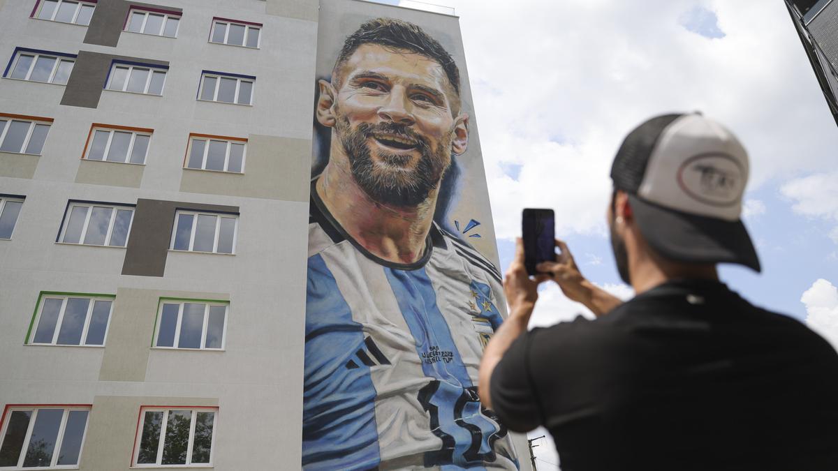 Mural Lionel Messi Tutupi Bangunan Albania