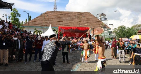 Tarik Wisatawan Bupati Kukar Memberikan Dukungan pada Festival Budaya di