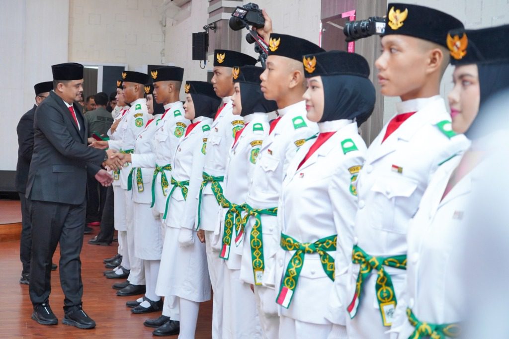 Bobby Mengukuhkan 42 Anggota Paskibraka Kota Medan