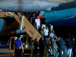 Penerbangan Pertama Evakuasi dari Niger Tiba di Prancis di Indonesia