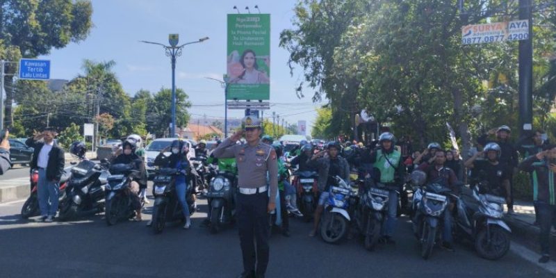 Pengguna Jalan Raya di Cirebon Menunjukkan Kebijaksanaan dan Penghargaan kepada