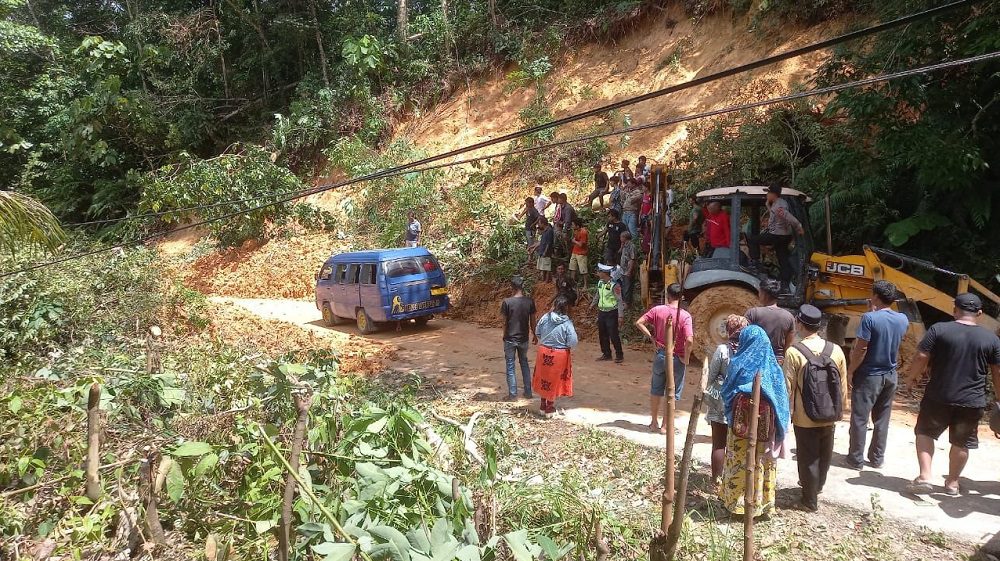 Jalan Lintas Aceh Tapteng Sudah Dapat Dilewati Kendaraan Setelah Terjadinya Longsor