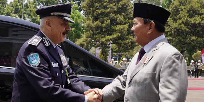 Prabowo Promises Scholarship Program to Meet with the Head of