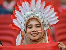 Suporter Garuda Memperlihatkan Aksi dan Gaya untuk Mendukung Perjuangan Timnas Indonesia di Piala Asia 2023