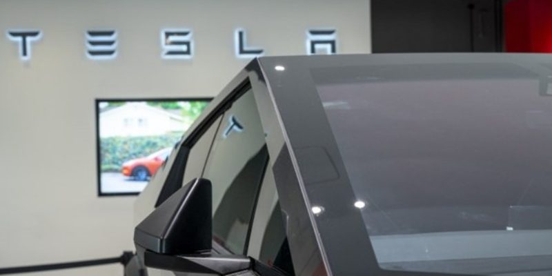 Tesla Menurunkan Harga hingga Hampir 6 Persen Menyusul Pasar Yang